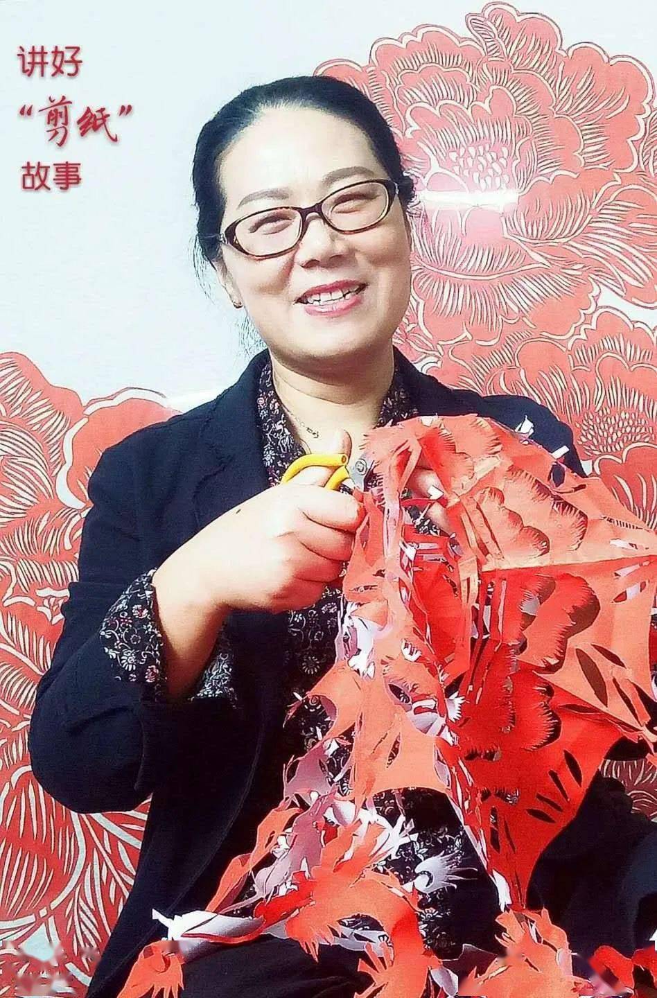 市图书馆举办"庆八一·致敬最可爱的人"剪纸活动