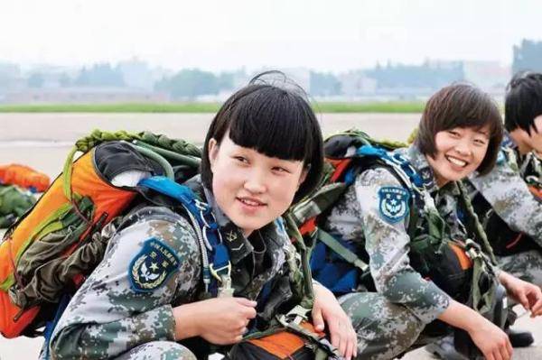 女兵|超燃、硬核、帅炸……致敬中国女兵！军旗有你更鲜艳