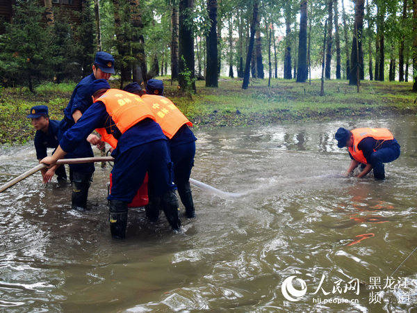 暴雨|黑龙江省呼玛县降暴雨城区内涝 森林消防突击抢险