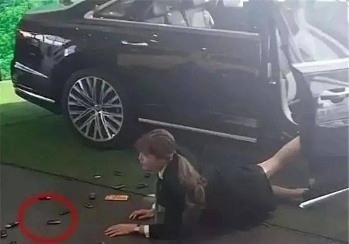 表演|奥迪女销售为赚钱豁出去了,店内表演“炫富摔”,顾客:太辣眼了!