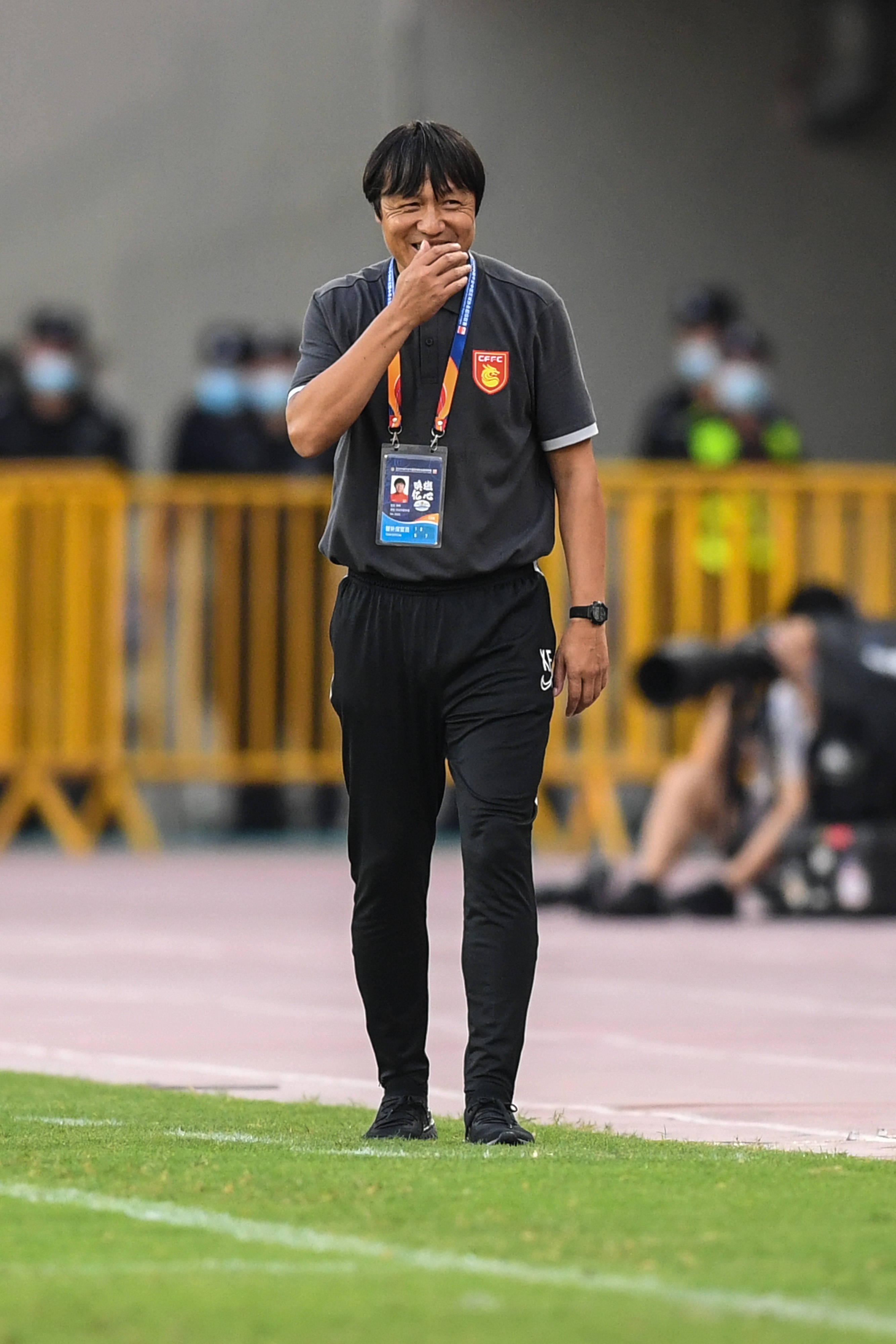 8月2日,河北华夏幸福队主教练谢峰在场边观战.