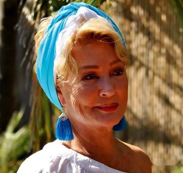 围巾|围巾绑头上是种什么时尚？60多岁老太太教这个居然有四十多万粉丝