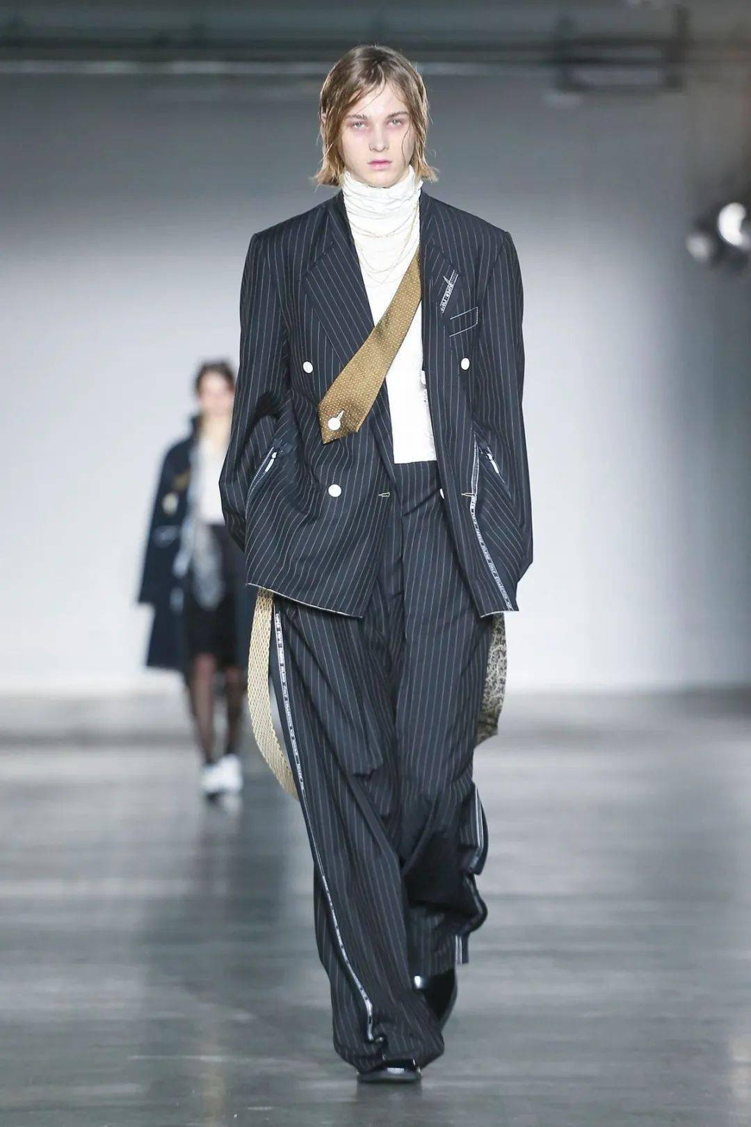 Han|韩流入侵时尚圈！小众品牌Münn的解构美学太＂凶残＂了，传统服饰与街头潮流的碰撞！