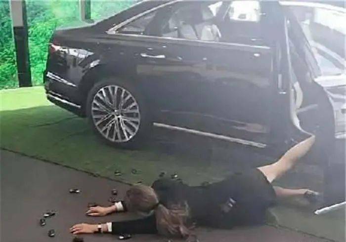 表演|奥迪女销售为赚钱豁出去了,店内表演“炫富摔”,顾客:太辣眼了!