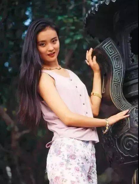 90年代,他已经颇有名气 许多美女明星都来找他拍照 美人在骨不在皮 他