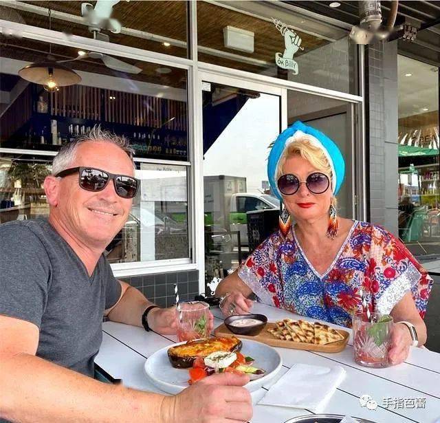 围巾|围巾绑头上是种什么时尚？60多岁老太太教这个居然有四十多万粉丝