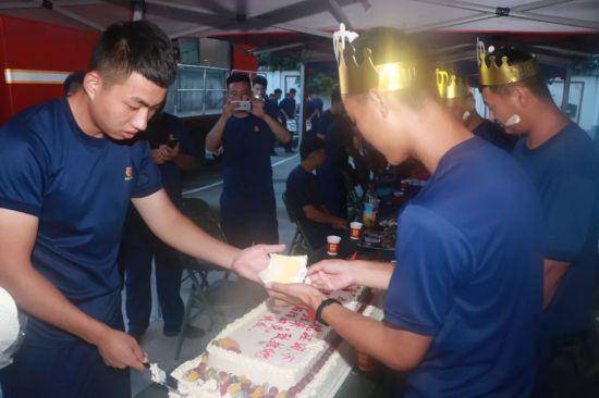 抗洪|一场特殊的生日会 山东增援安徽消防员四人同天庆生
