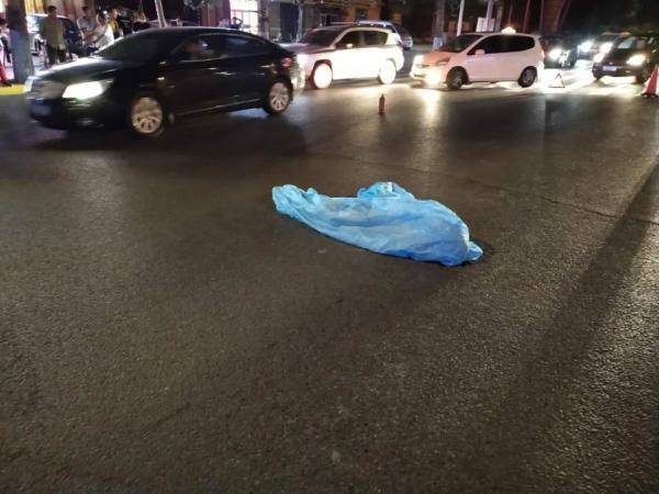 马路|突发！哈尔滨一男子过马路被出租车撞倒身亡