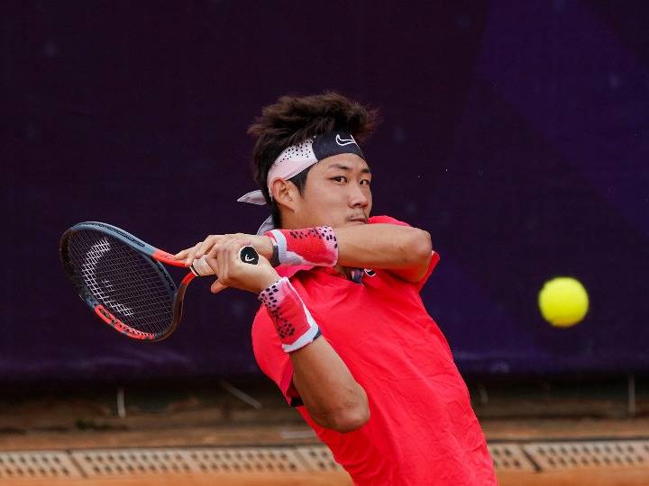 新华社|中巡赛|张之臻涉险过关 女单种子顺利晋级