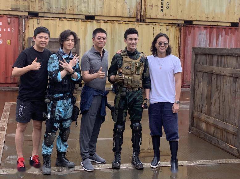 鹿晗刚|《穿越火线》鹿晗刚拍时需提醒抖腿，拍到后面戏外都很肖枫