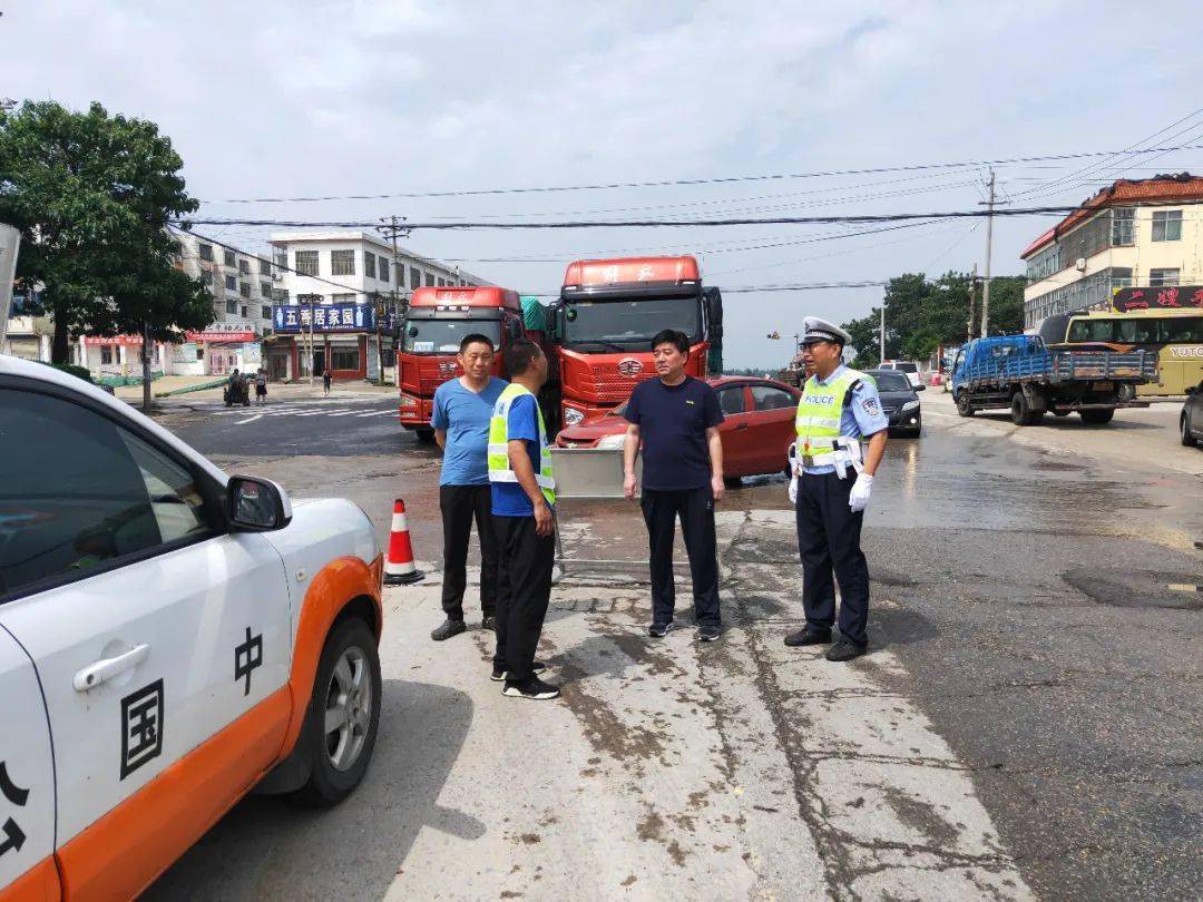 【宁阳交警】暴雨阻不断的 是担当