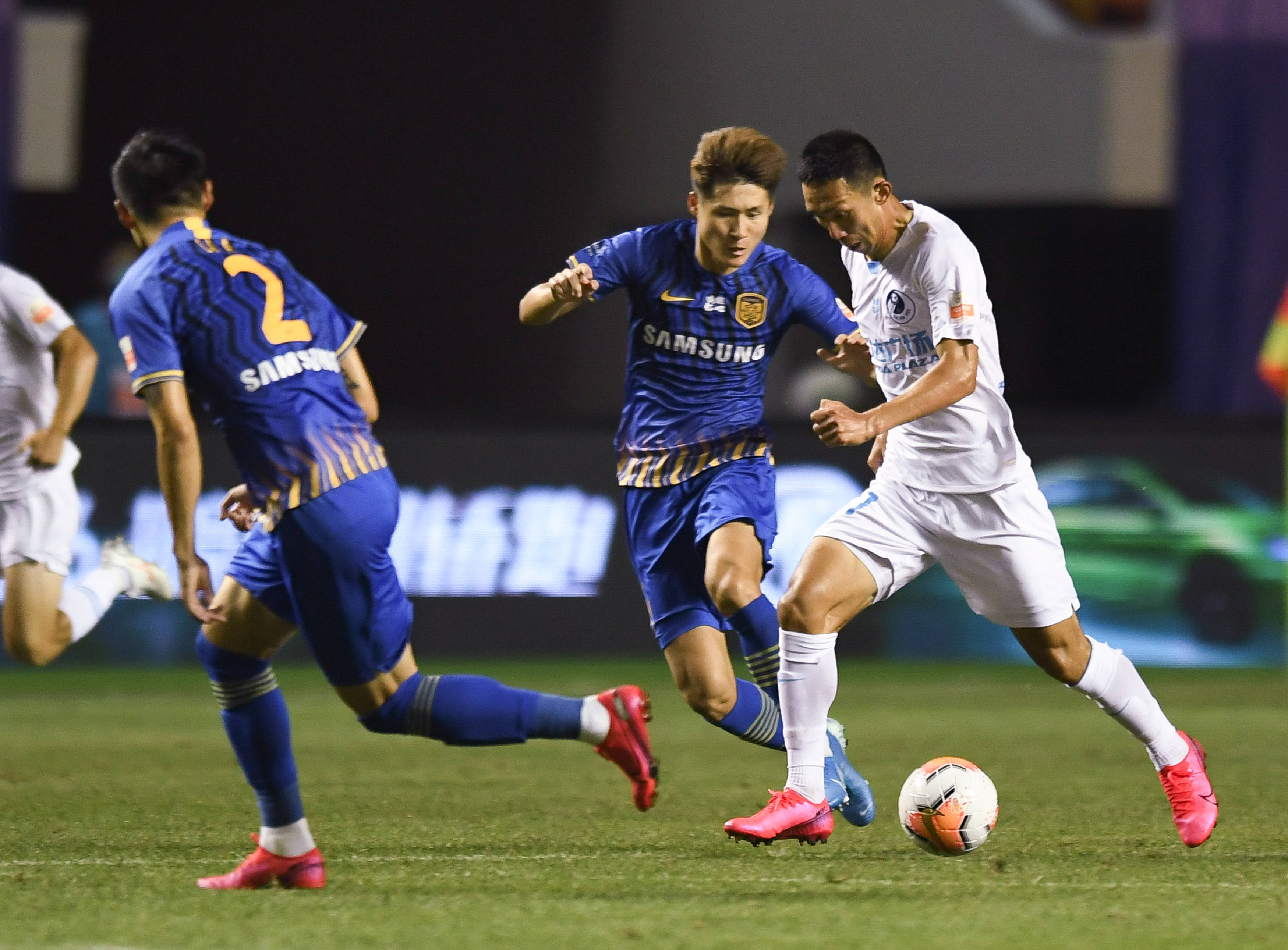 大连人|足球——中超：江苏苏宁易购胜大连人