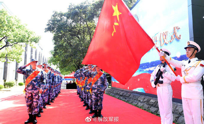 海军|再敬一个军礼！海军28名退役军官告别军旗