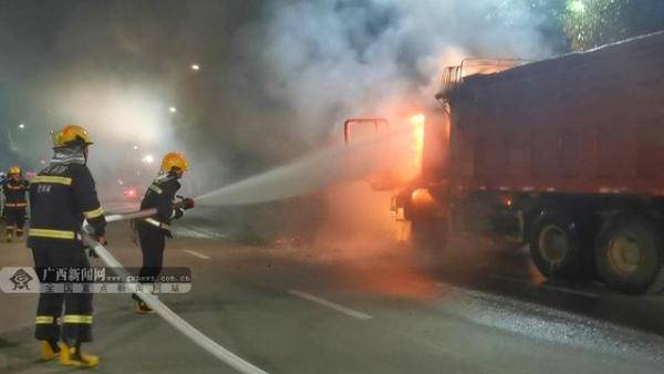 事故|惊险！行驶中起火货车变“火车”消防三面夹击火势