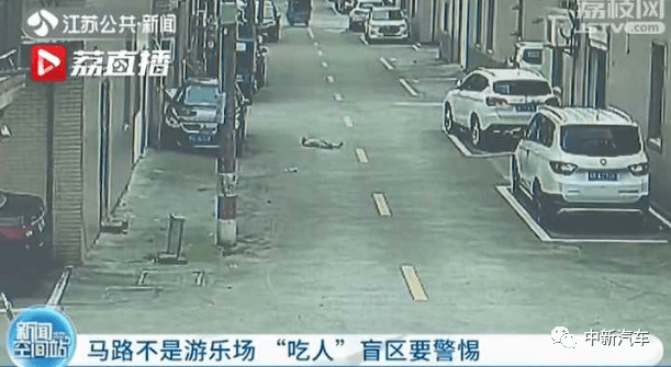 儿童|4岁幼童躺小区路中间玩耍，遭车碾压！监控拍到惊险一幕……