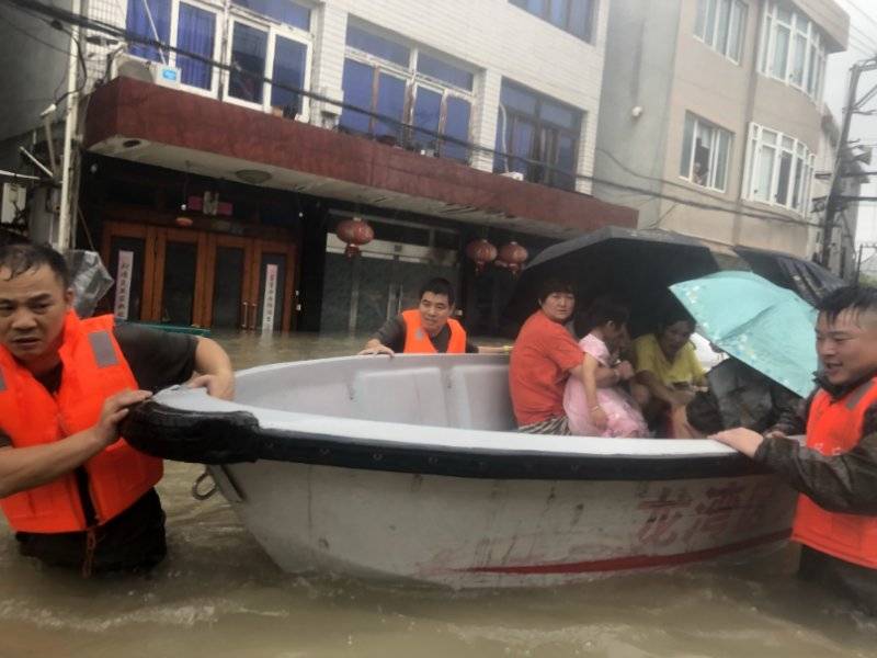 群众|浙江温州龙湾70名群众被困 民兵迅速转移群众