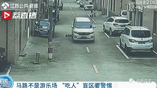 儿童|4岁幼童躺小区路中间玩耍，遭车碾压！监控拍到惊险一幕……