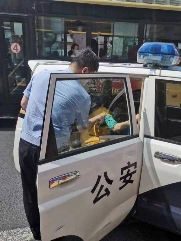 结局|神志不清老人不扫码强行上公交 司机报警，结局暖心