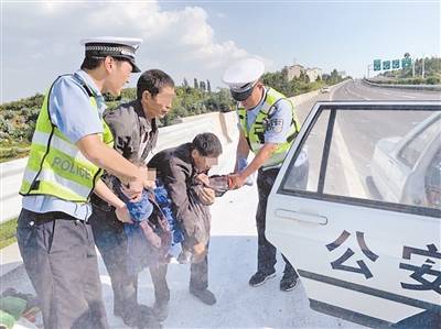 前窗|未系安全带的老人“飞”出小货车前窗