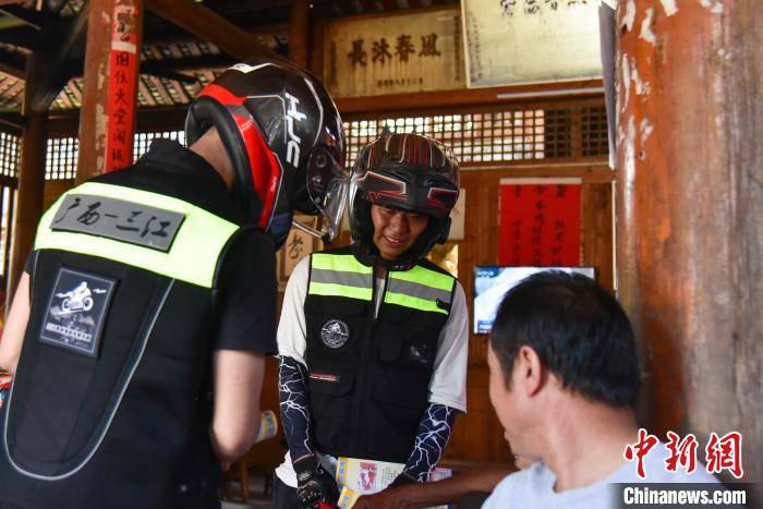 防火|广西侗族“90后”机车爱好者成保侗寨平安“蓝骑士”