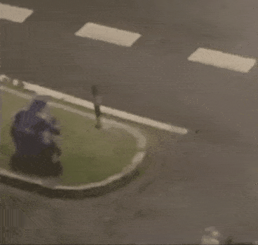 外卖小哥|心疼又好笑!外卖小哥台风天送餐紧抱柱子