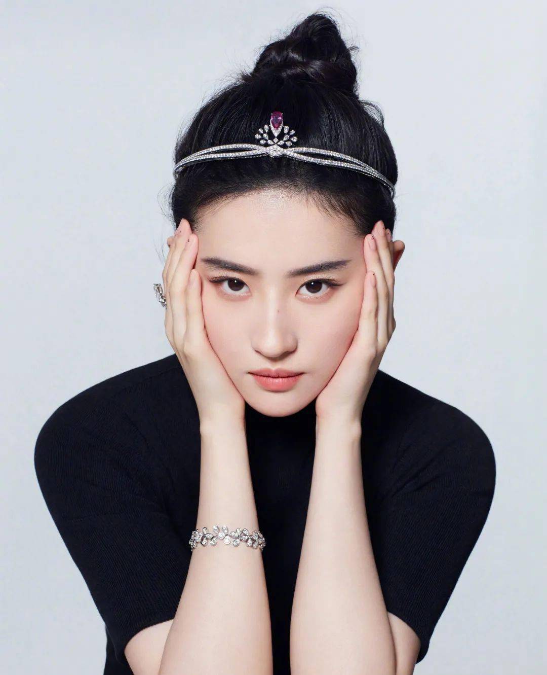 Nitot|刘亦菲公主造型美翻众人,头上王冠竟大有来头