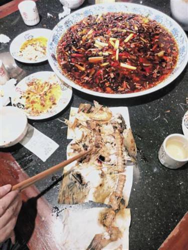 李某|吃完鱼怀疑遭克扣 顾客把鱼骨拼了回去