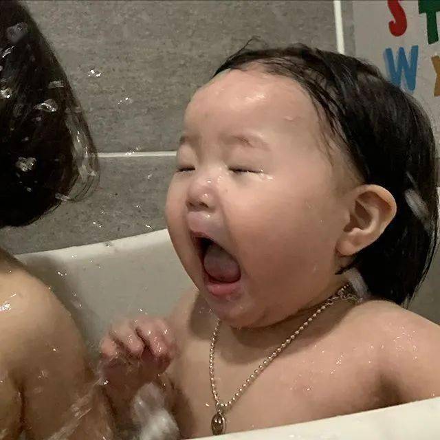 神态|4岁女孩活成“乡镇女老板”,13万网友惊叹:这神态,一般人模仿不来