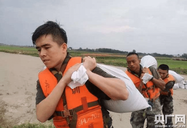 心中的迷彩永远脱不掉：记请战奔赴抗洪一线的退伍大学生拜合提亚尔