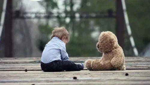 保险|“我好痛,爸爸妈妈救救我”,3岁男孩没钱治病被带回家,劝你别乱买保险！