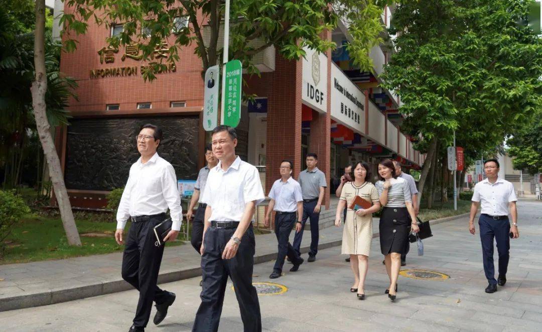 番禺区政协副主席、教育局局长一行莅临广附调研