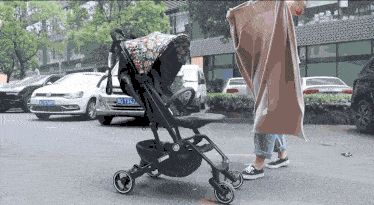 危车|婴儿车秒变「危车」！推婴儿车时的这个动作，差点害死宝宝！一个举动