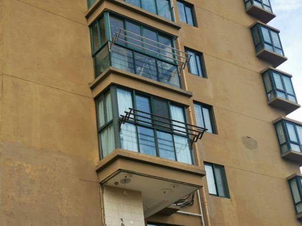 女业主台风夜坠亡续：城管调查阳台是住户改装的还是统一改的