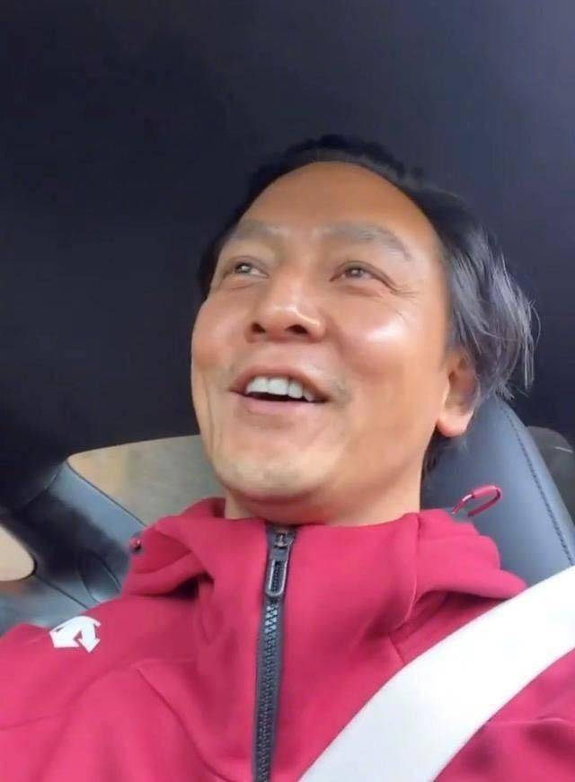 吴彦祖|45岁吴彦祖近照,发际线后移明显,暴露秃顶危机,神似苏大强