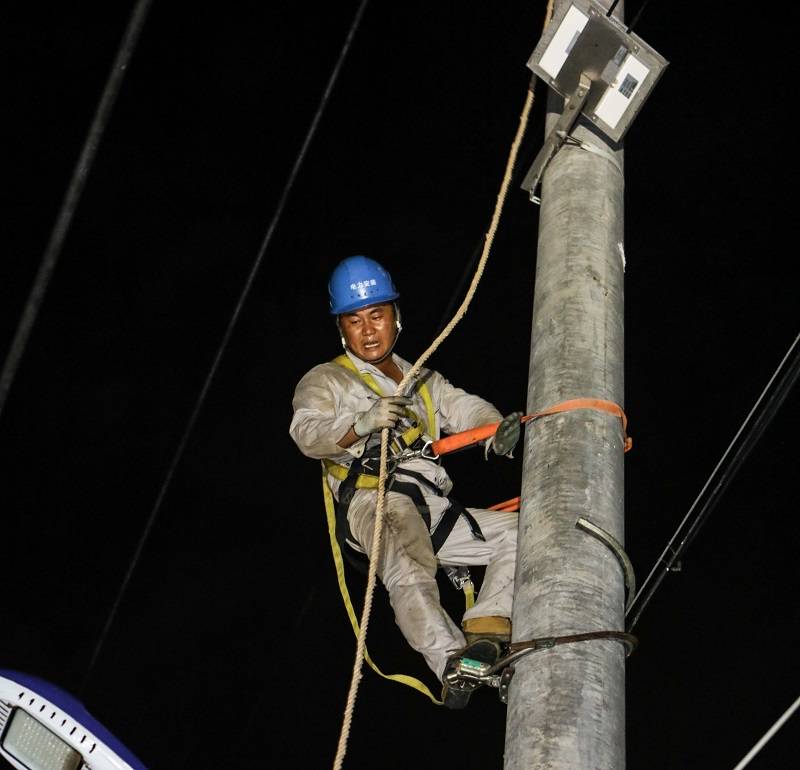 工人|图集｜迎战“黑格比” 电力工人抢修电网为市民送电