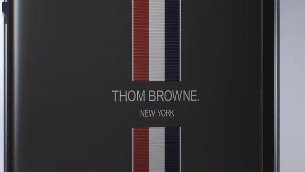 browne经典的竖条纹设计,同时印有"thom browne"的logo