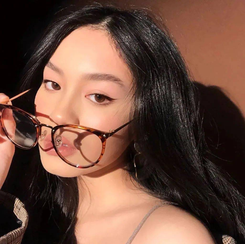 眉毛|关晓彤自认天生是臭脸？但不好惹的她却美到让我疯狂打电话！