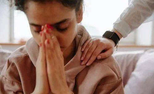 保险|“我好痛,爸爸妈妈救救我”,3岁男孩没钱治病被带回家,劝你别乱买保险！