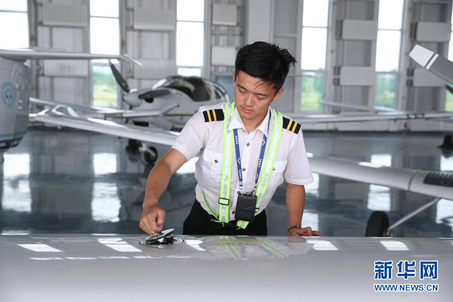 飞行|【幸福花开新边疆】“雄鹰”在扎兰屯展翅飞翔