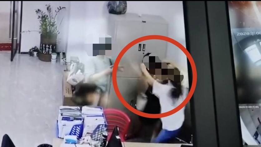 办房产证起争执深圳物业人员与业主肢体冲突,怀孕业主称头被打伤