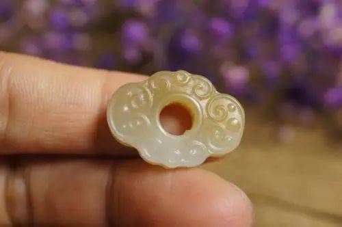 象征|如何戴出手串逼格？这个配饰要选好！