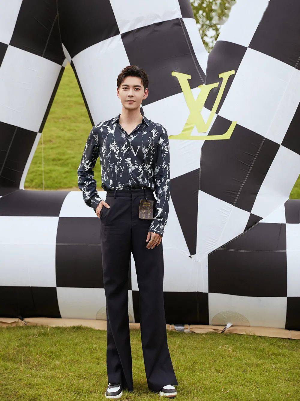 Louis|被Louis Vuitton秀上的吴亦凡感动了,周冬雨改行当店员了?【每周时报】