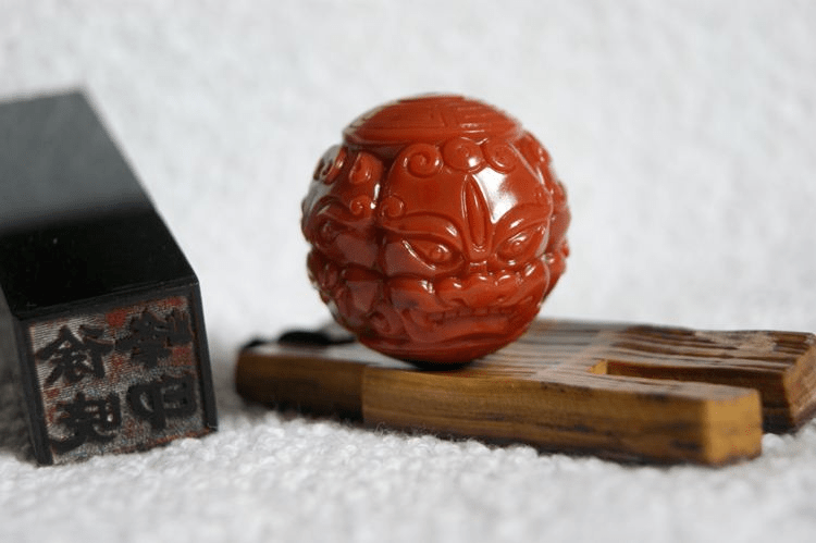 象征|如何戴出手串逼格？这个配饰要选好！