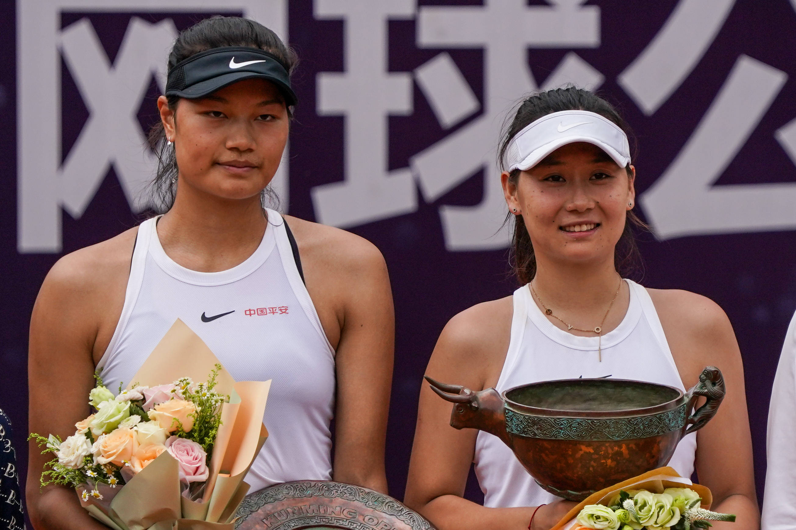 8月8日,王美玲(右)和曹思齐在颁奖仪式上合影.