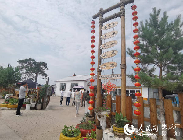 呼玛县鸥浦乡三合村张超家门前的牌匾.杨雪楠 摄