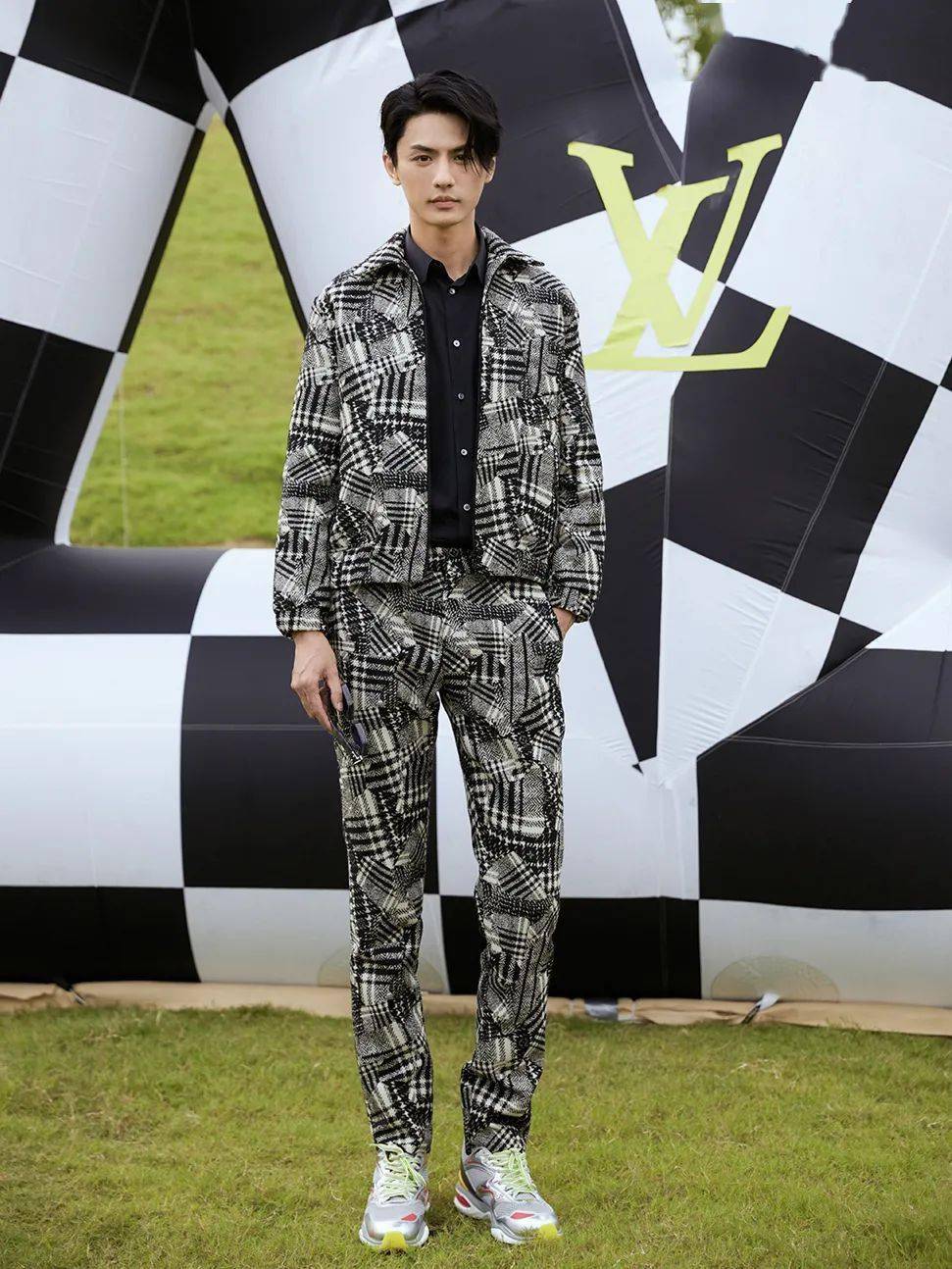 Louis|被Louis Vuitton秀上的吴亦凡感动了,周冬雨改行当店员了?【每周时报】