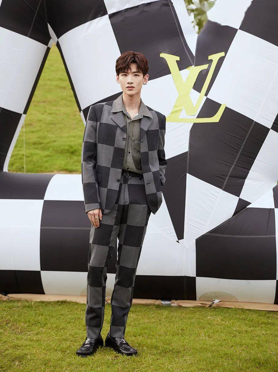 Louis|被Louis Vuitton秀上的吴亦凡感动了,周冬雨改行当店员了?【每周时报】