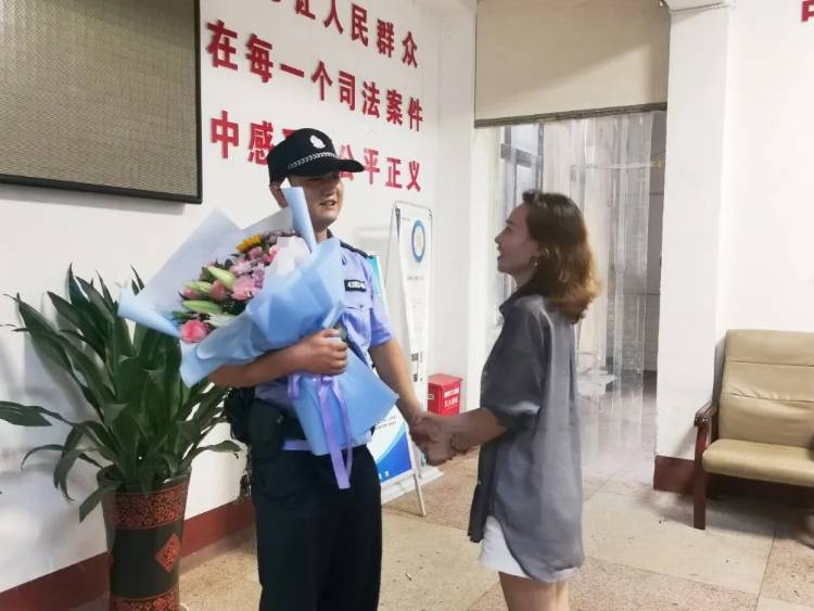 小孩|暖闻｜株洲8岁女童溺水：法警潜水救上岸，护士心肺复苏救活