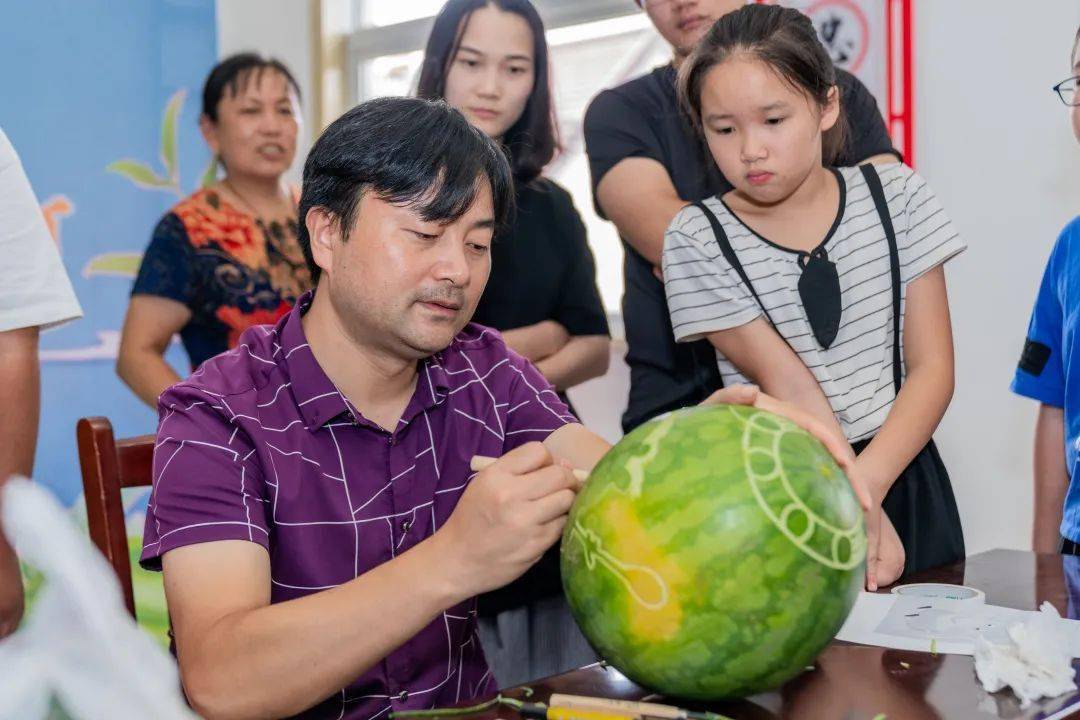 邀请平湖西瓜灯雕刻传承人李周杰老师授课.