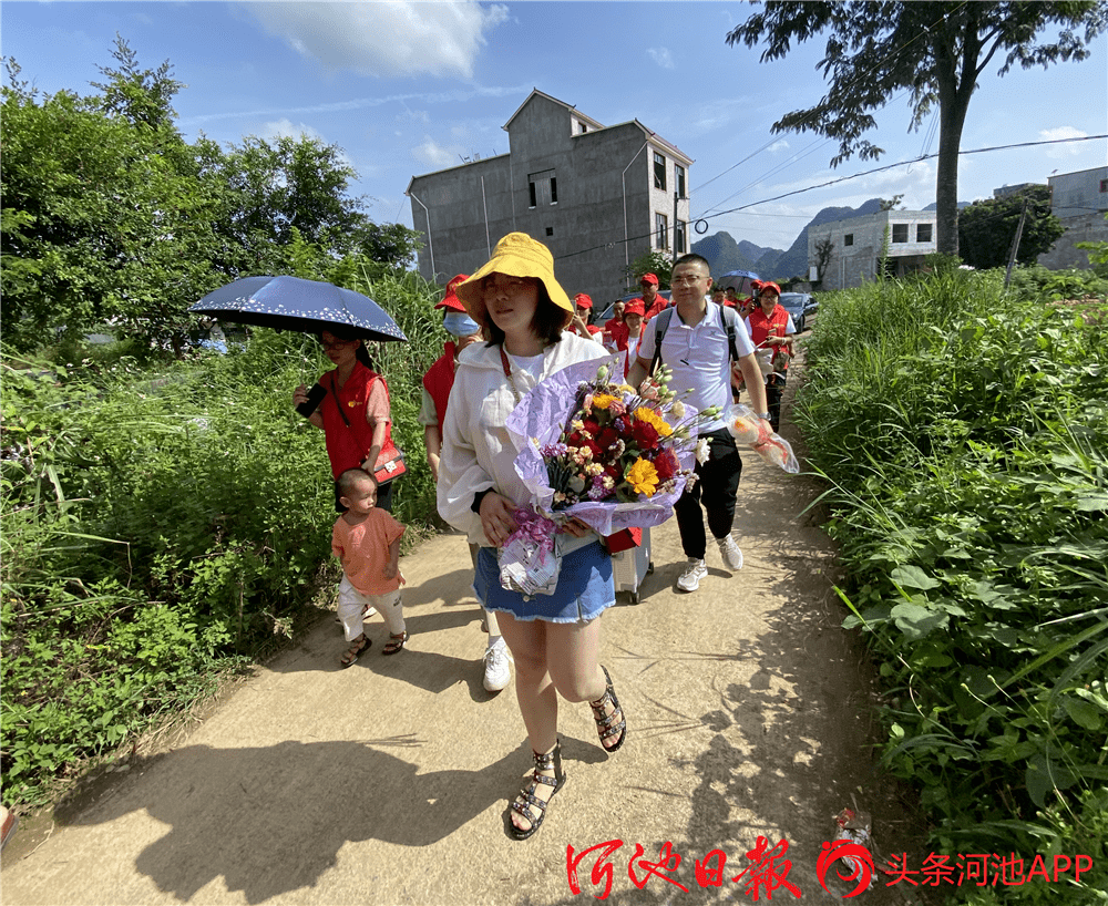 泪目山西女孩千里寻母与失联17年母亲在河池团聚